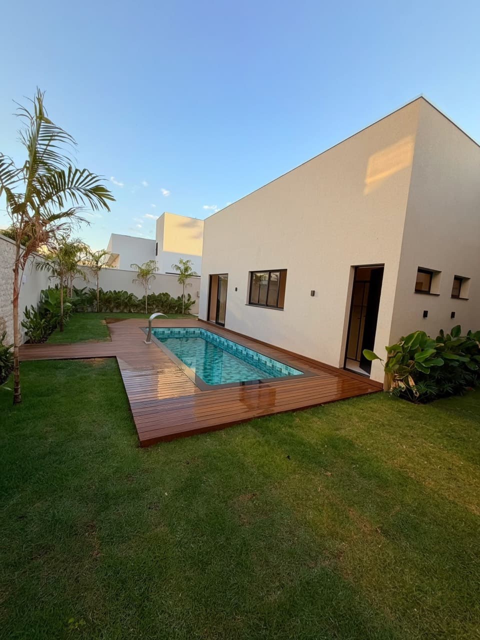 Piscina e jardim privativo