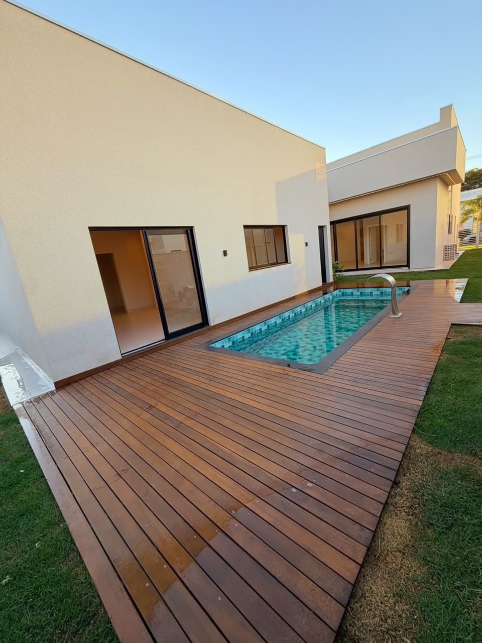 Piscina e deck da casa