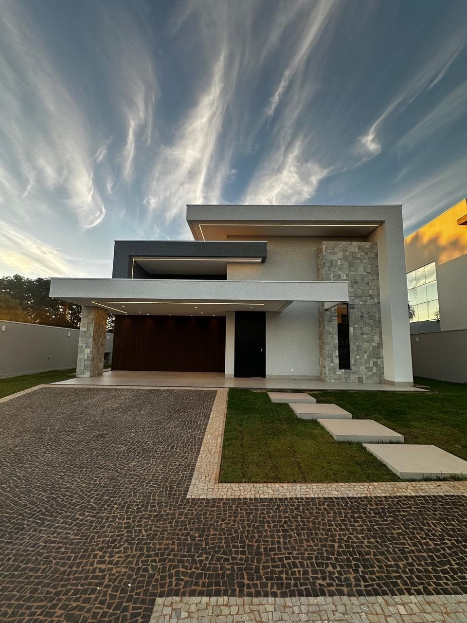 Fachada e garagem