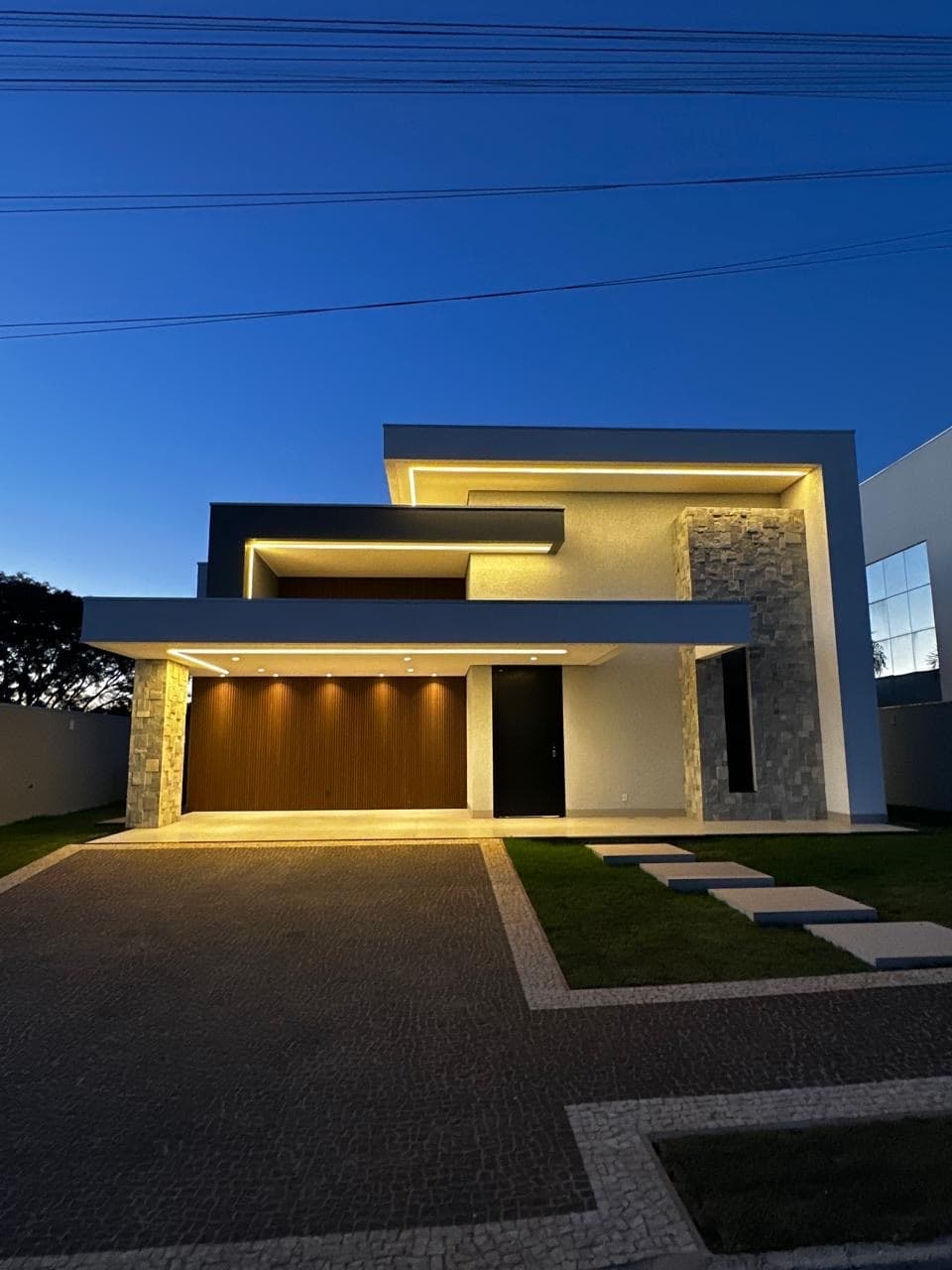 Fachada com iluminação cênica