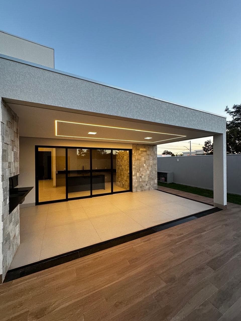 Varanda gourmet com iluminação cênica