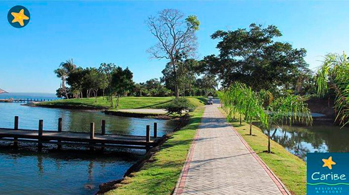 Orla e caminho interno do Caribe Residence & Resort