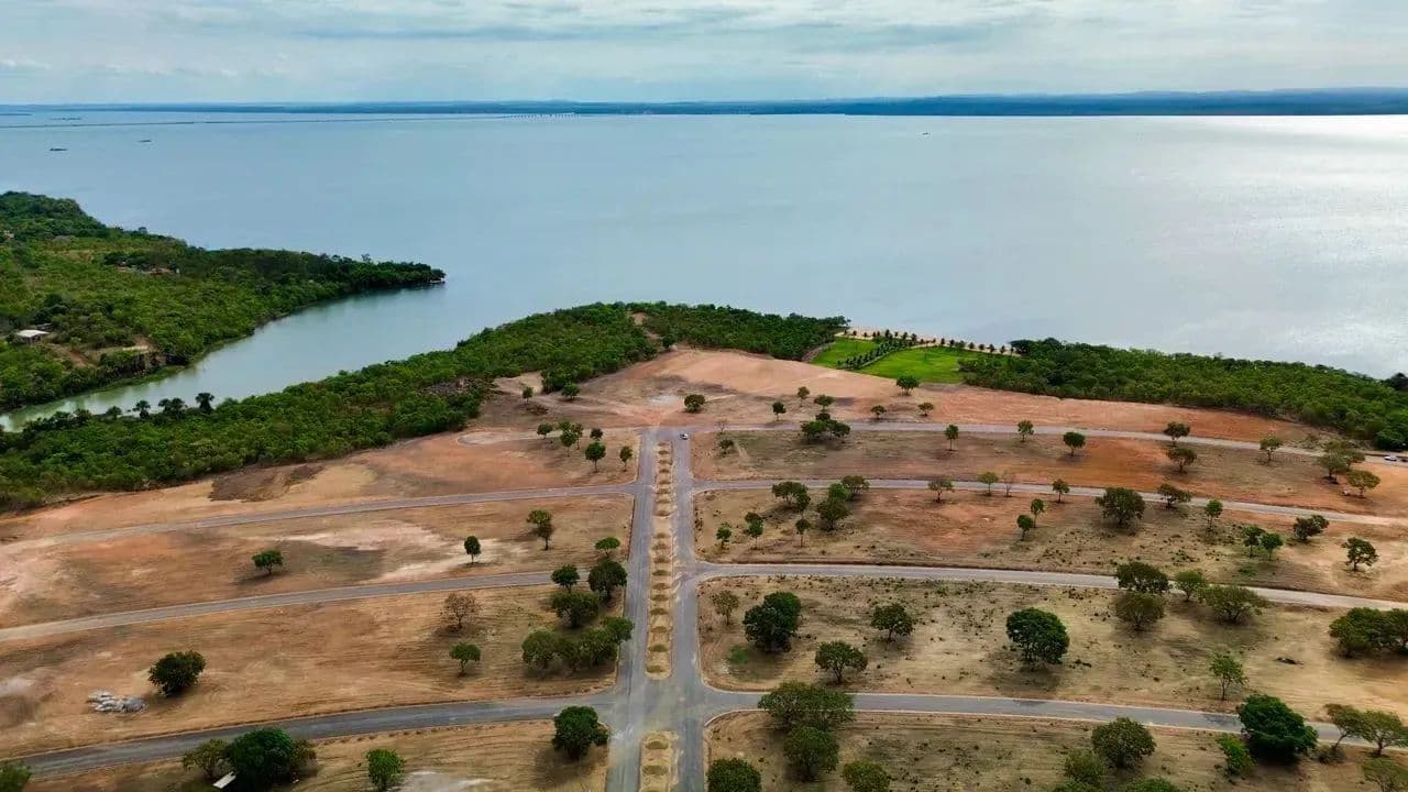 Vista aérea de lotes e acesso ao lago no Tahiti Residence & Resort