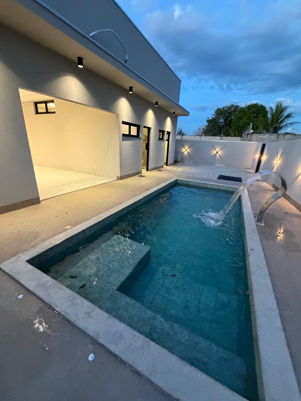 Piscina com cascata da casa