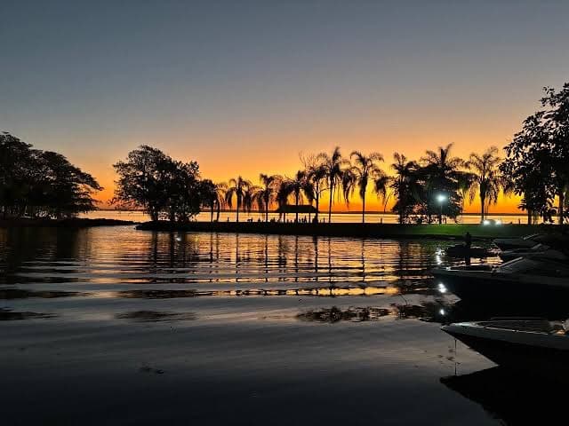 Orla e paisagem do lago ao entardecer