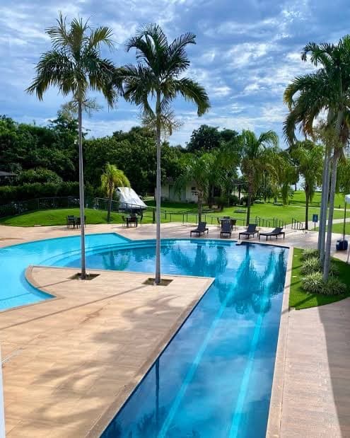 Clube com piscinas e áreas verdes